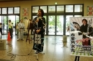 平成23年6月23日、姫路駅構内にて菊水丸さんゲリラライブ