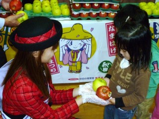『ミスりんご』小松有沙さんからリンゴをもらう園児